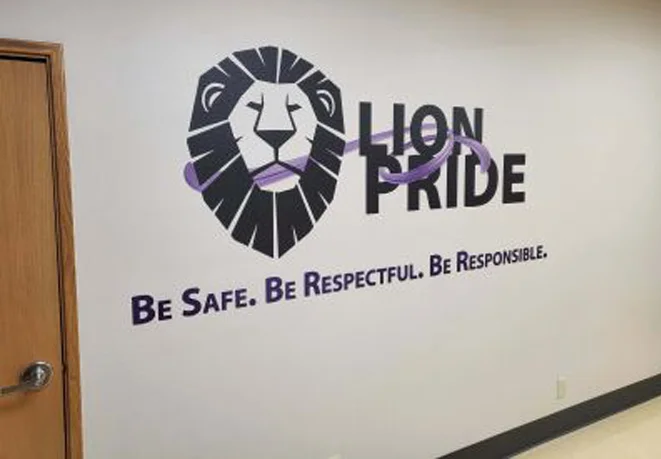 İç mekân duvarında aslan simgeli logo ve yazı baskısı