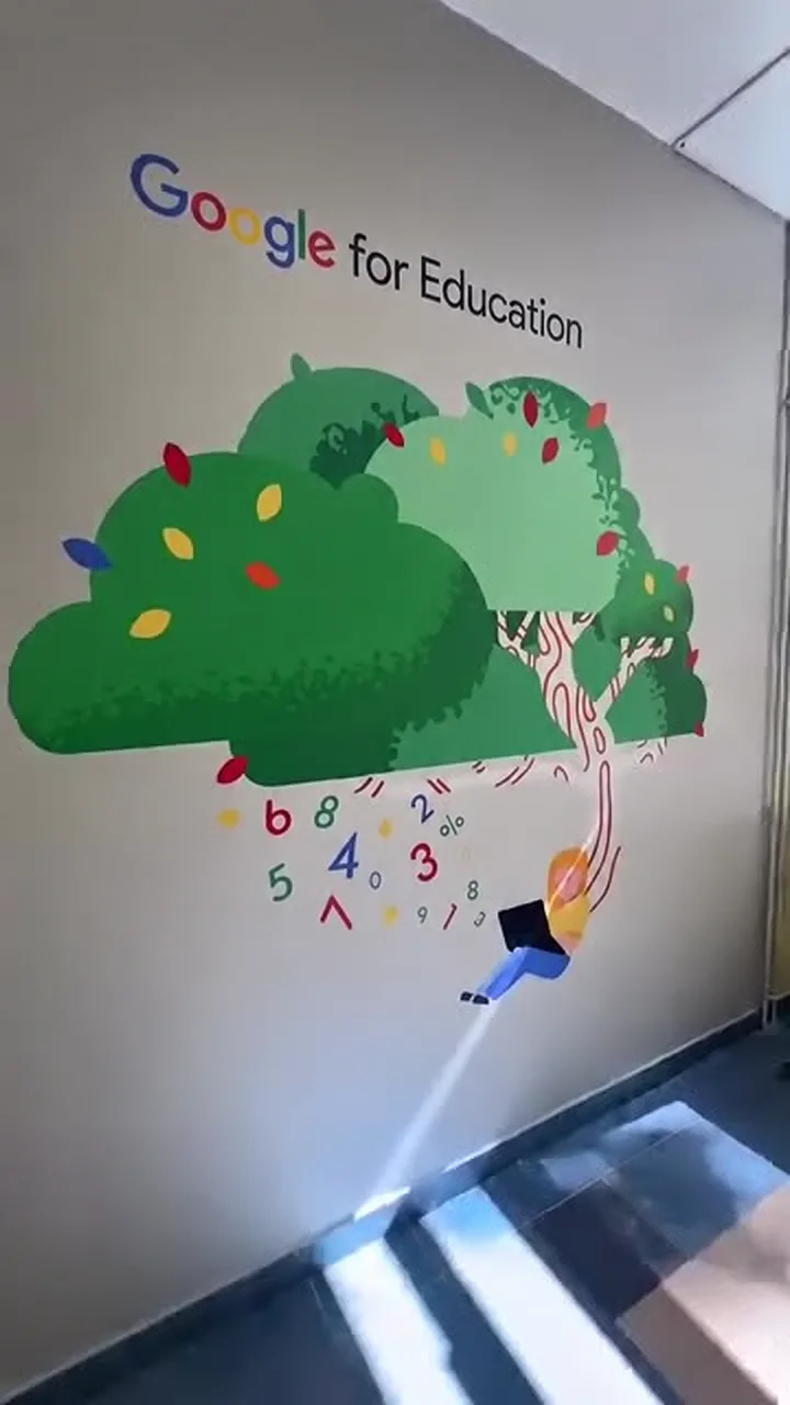 Google for Education yazısı, ağaç ve çocuk figürü içeren okul duvar baskısı